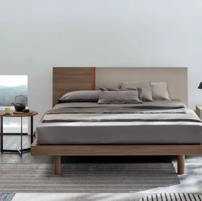 Letto con testiera Ken in materico rovere moka di Tomasella