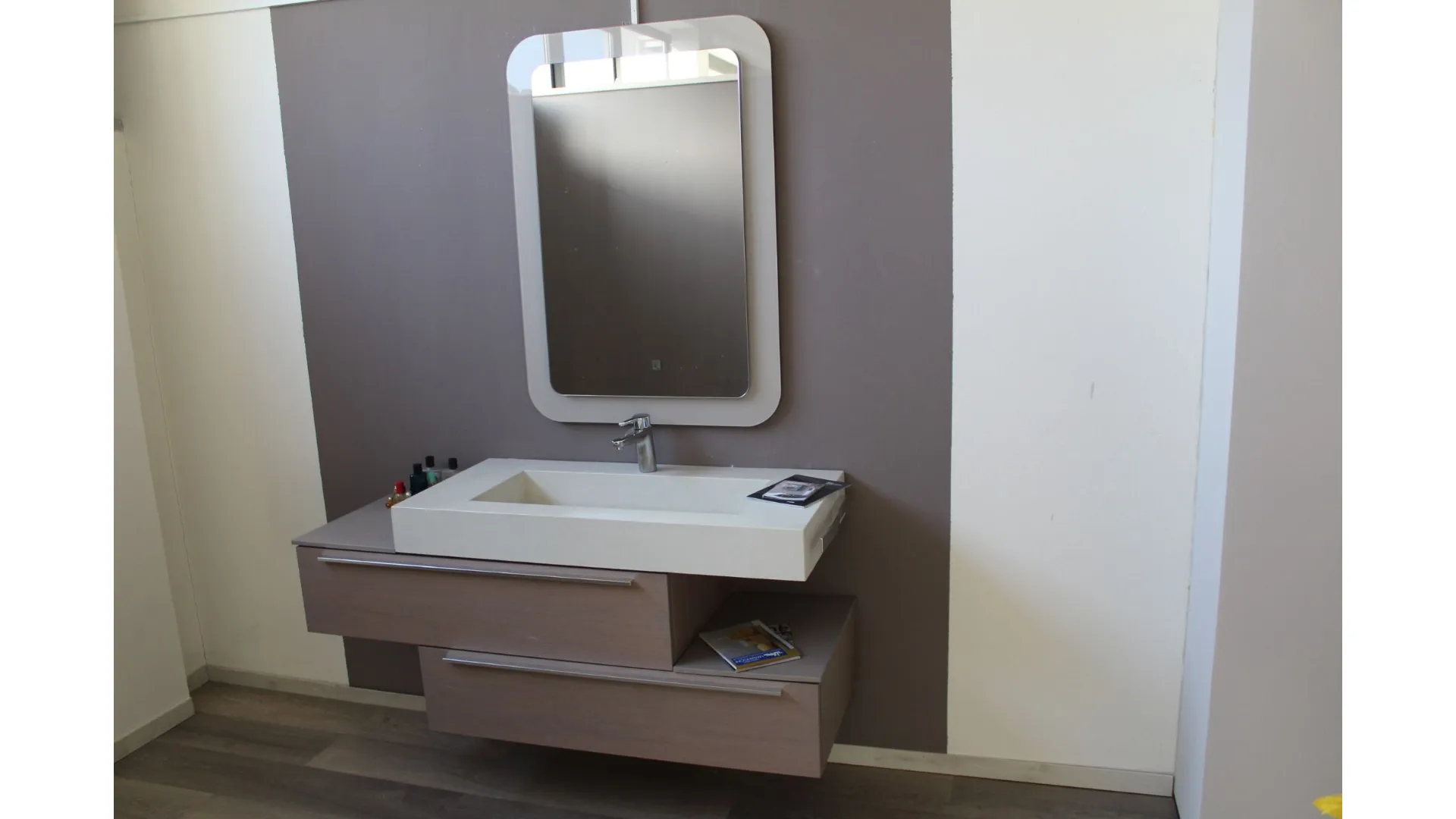 Mobile bagno in legno con lavabo in resina