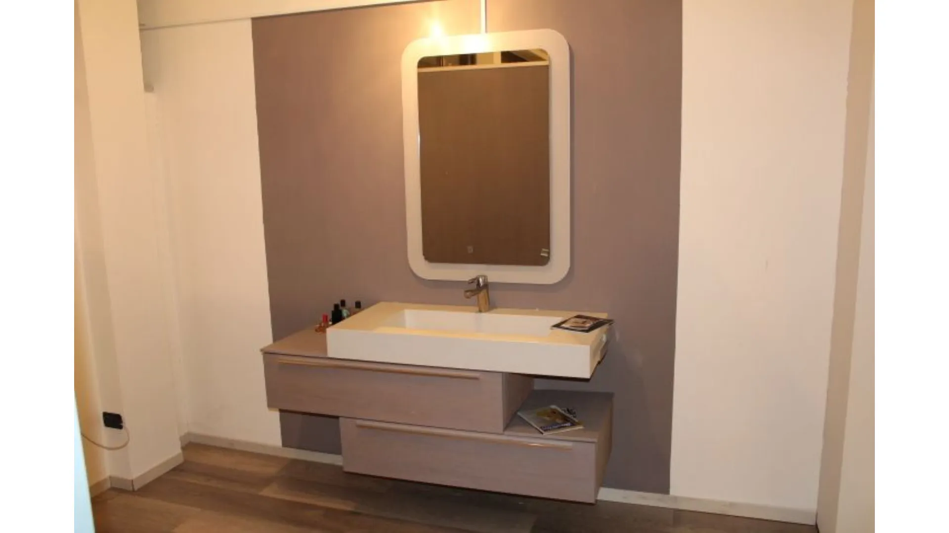 Mobile bagno in legno con lavabo in resina